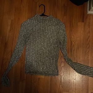 long sleeve, tight fitted cropped and ribbed! cute for fall!